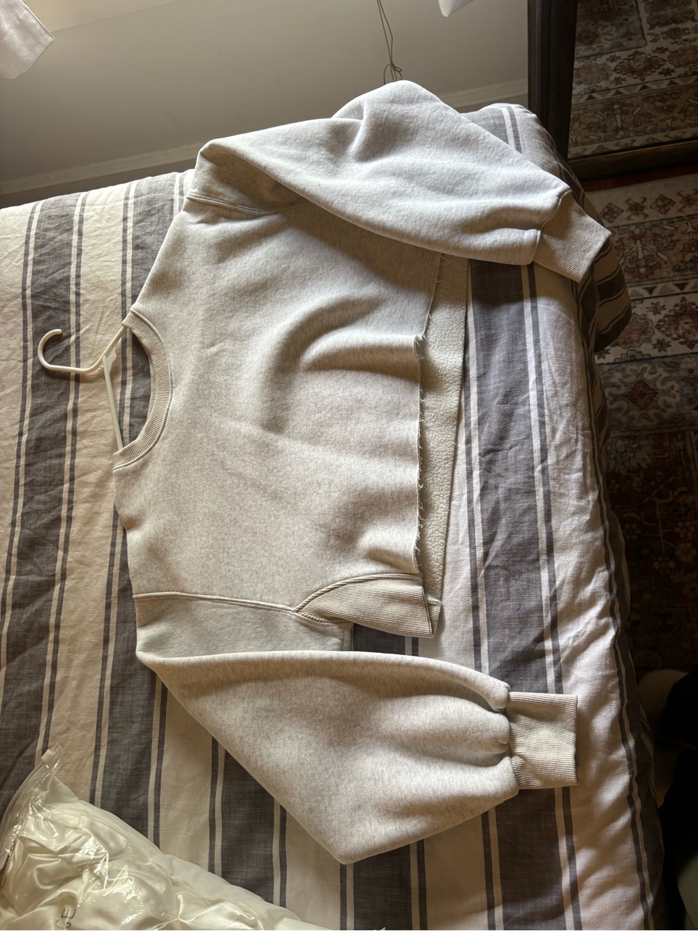 Women’s cropped Crewneck Sweatshirt - Neutral Beige